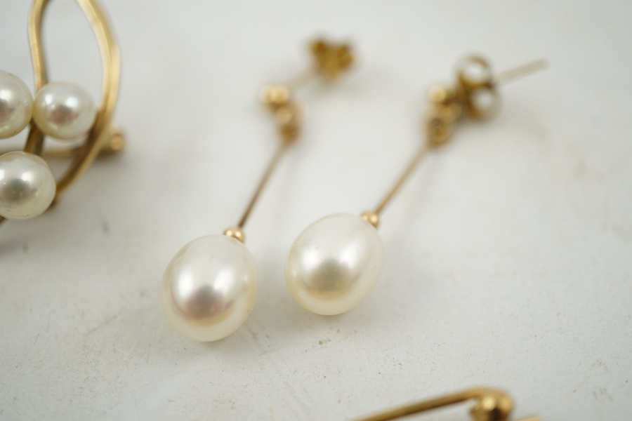 A group of cultured pearl jewels, comprising: two pairs of cultured pearl drop earrings, longest 3cm, mounted in gold; and two cultured pearl brooches mounted in 9ct gold, longest 4.1cm, British hallmarks, combined gross